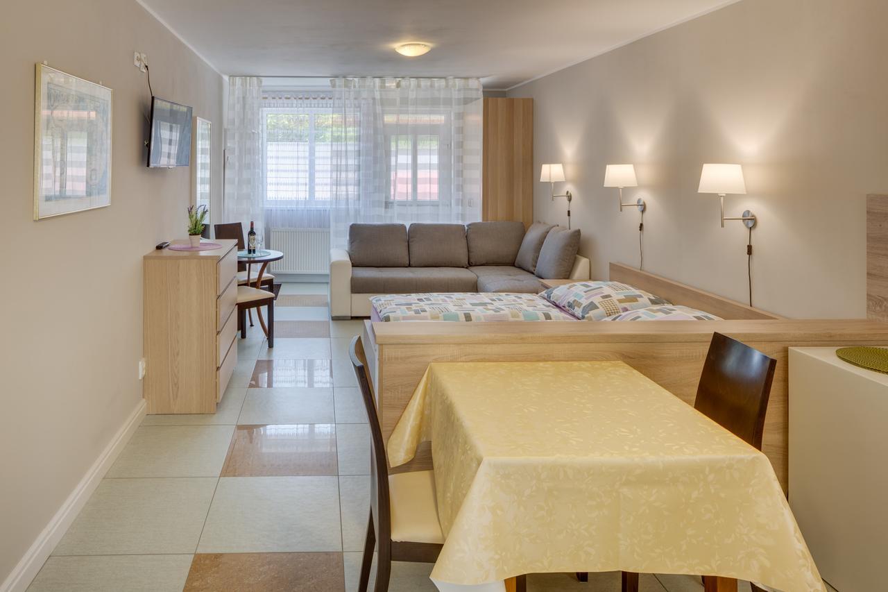 Apartements Studio 964 Líbeznice Buitenkant foto